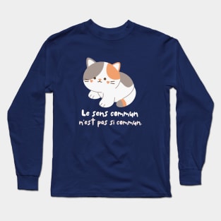 Cute cat with Voltaire quote: Le sens commun n&amp;#39;est pas si commun Long Sleeve T-Shirt